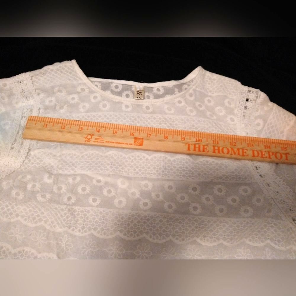 White lacy lace flowing floral blouse short sleeves - Picture 7 of 8